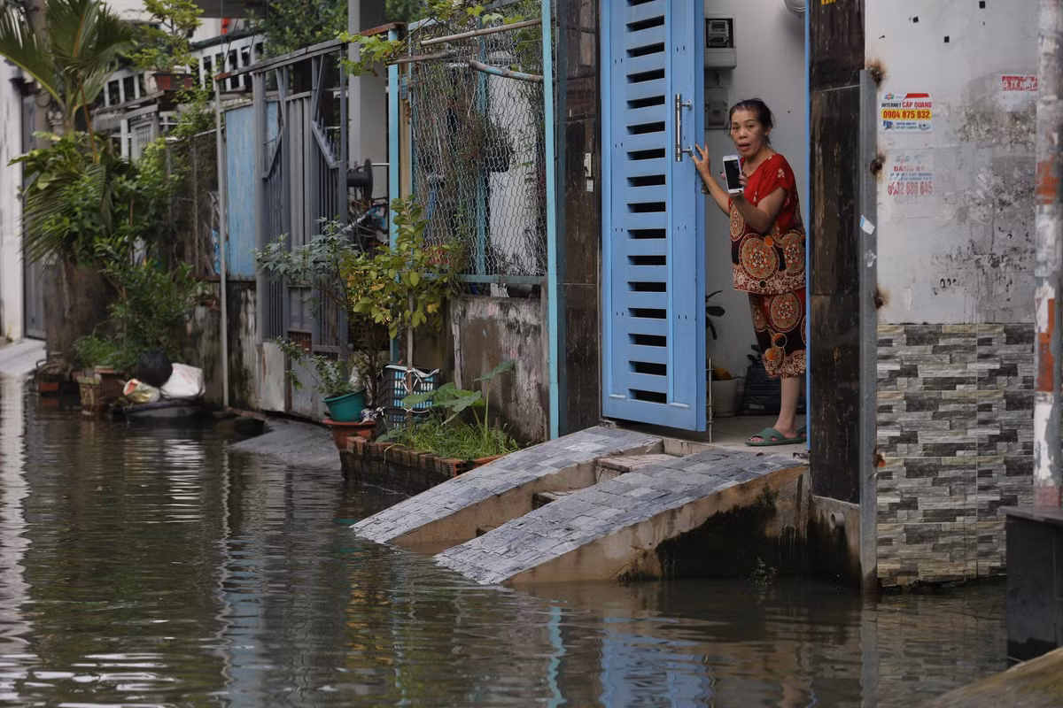 Triều cường gây ngập sâu khiến cuộc sống của người dân bị ảnh hưởng.