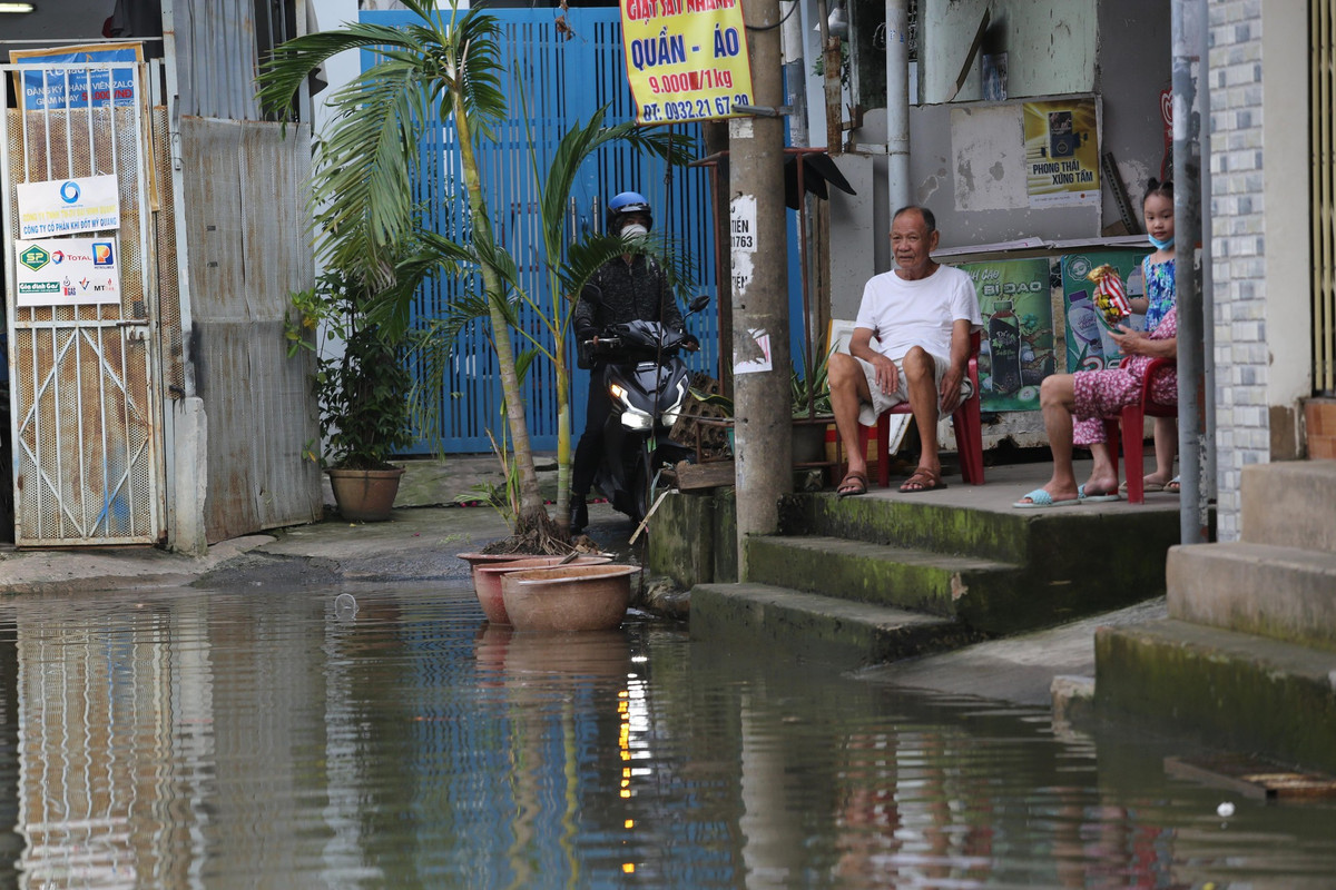 Nhiều shipper giao hàng vào khu dân cư này cũng ái ngại vì nước ngập sâu, sợ xe chết máy.