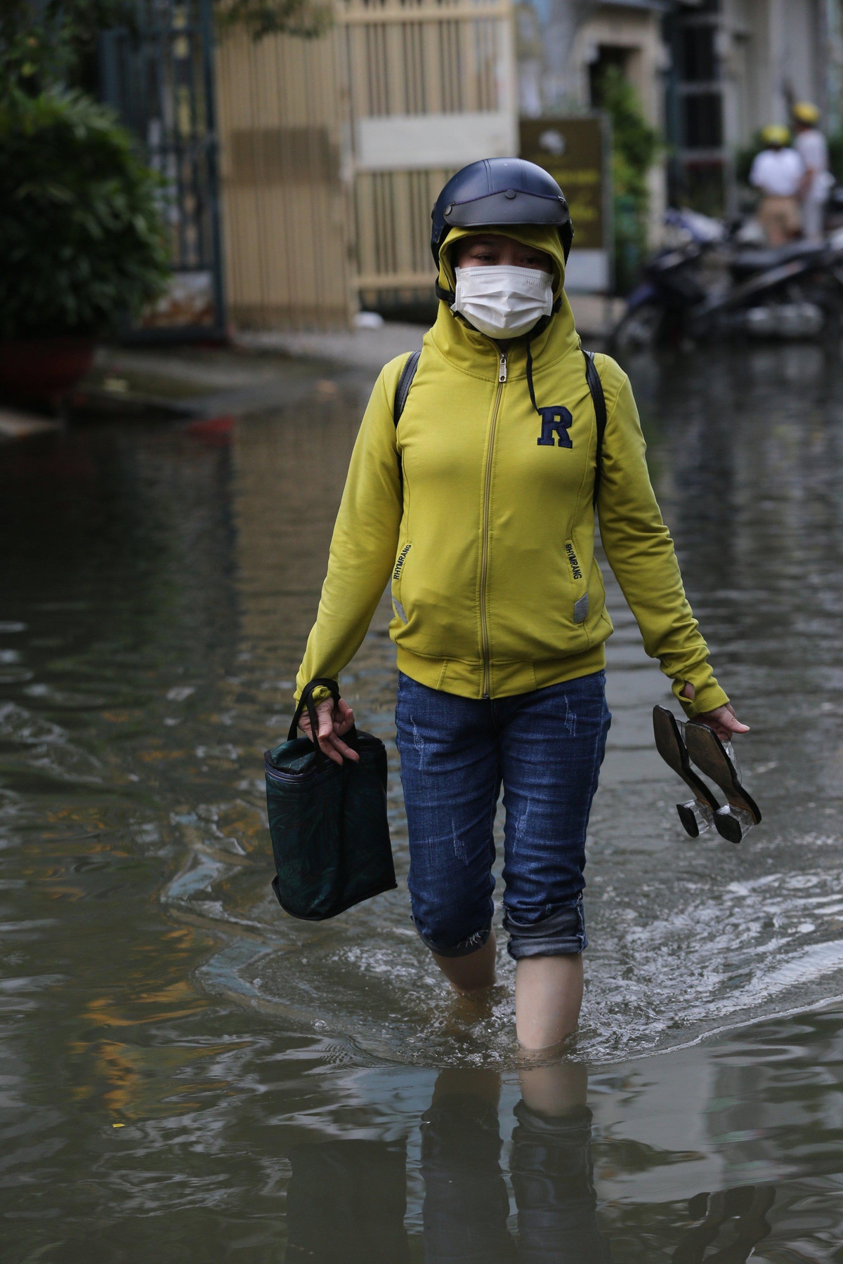 Chị Nguyễn Thị Tuyết Linh (nhà ở hẻm 719 Huỳnh Tấn Phát) cho biết: “Khu vực này thường xuyên bị ngập mỗi khi triều cường. Ngày 2 buổi sáng và chiều đều ngập, mỗi lần ngập là kéo dài vài giờ nước mới rút. Chiều nay đường ngập nặng quá nên tôi phải gửi xe máy chỗ khác để lội bộ về nhà chứ không dám đi vì sợ ngã và xe dễ chết máy”.