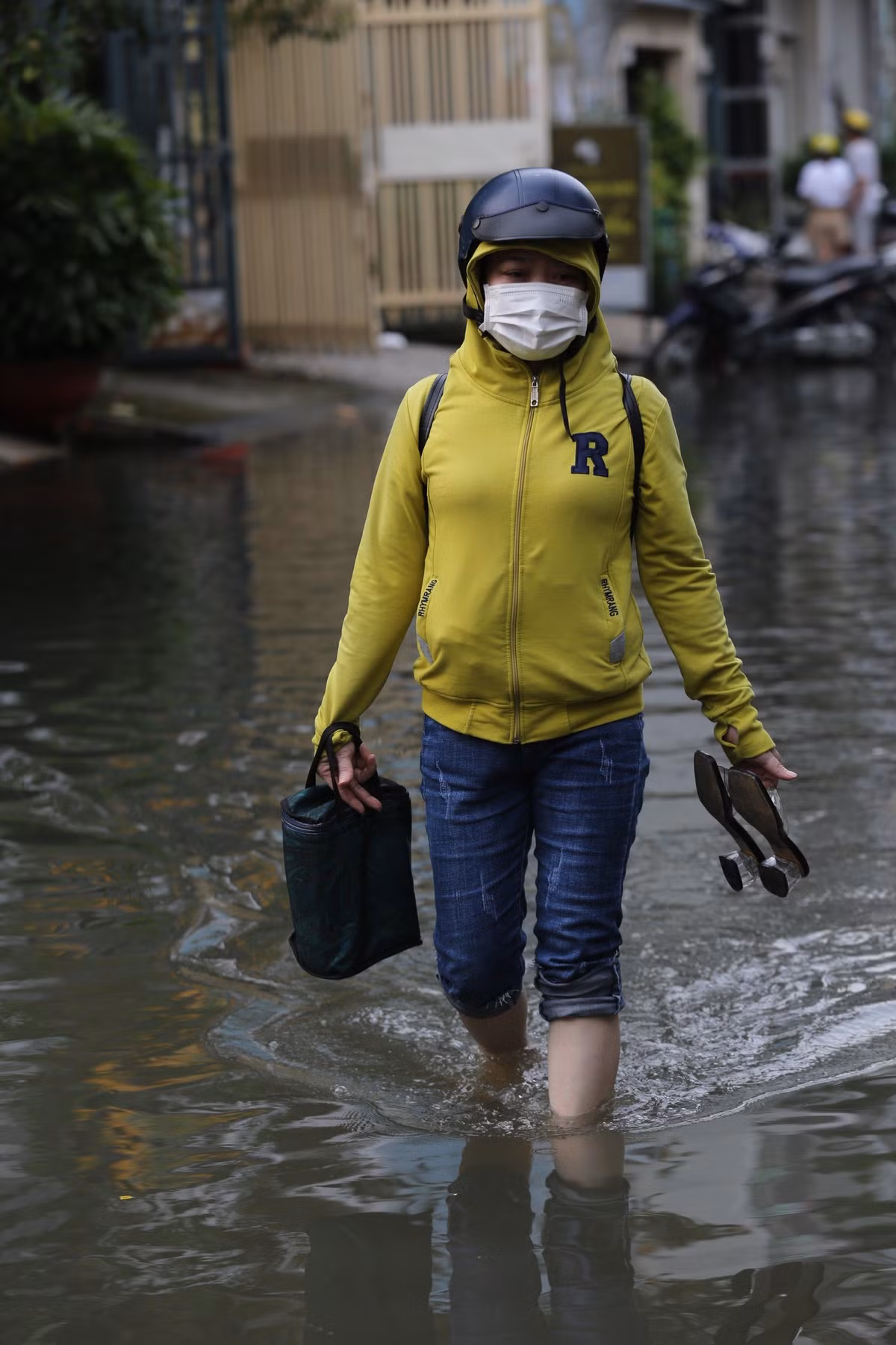 Chị Nguyễn Thị Tuyết Linh (nhà ở hẻm 719 Huỳnh Tấn Phát) cho biết: “Khu vực này thường xuyên bị ngập mỗi khi triều cường. Ngày 2 buổi sáng và chiều đều ngập, mỗi lần ngập là kéo dài vài giờ nước mới rút. Chiều nay đường ngập nặng quá nên tôi phải gửi xe máy chỗ khác để lội bộ về nhà chứ không dám đi vì sợ ngã và xe dễ chết máy”.