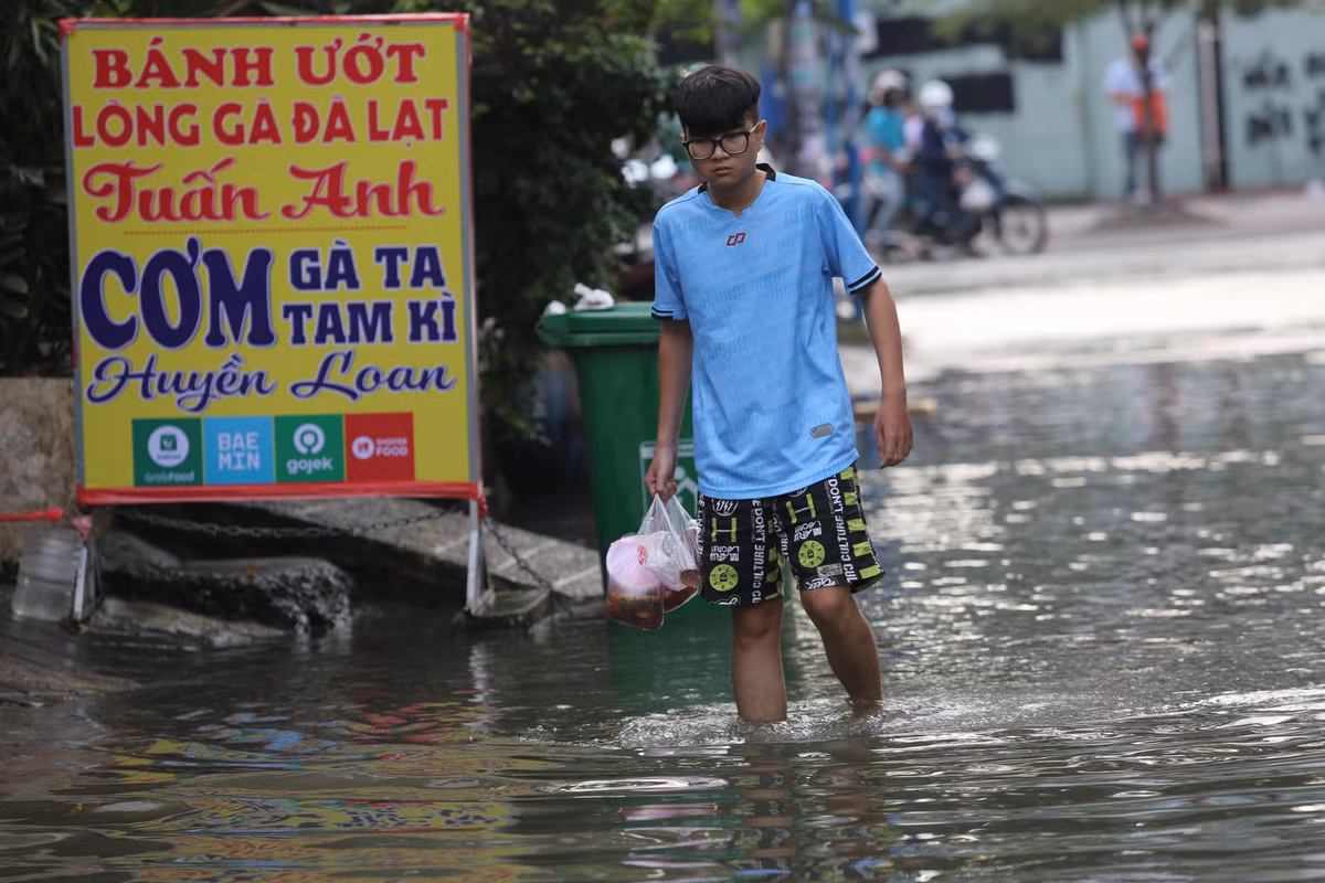 Người dân cho biết, khu vực này thường xuyên bị ngập mỗi khi triều cường dâng cao