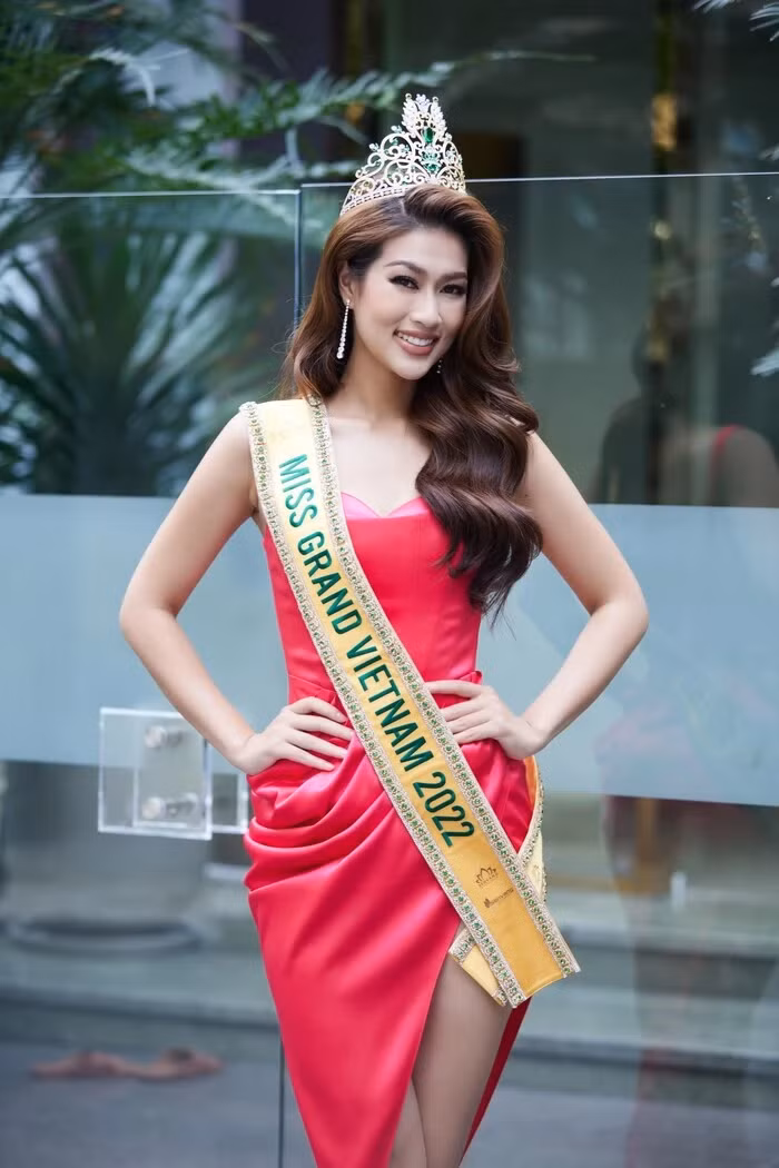 Hoa hau Thien An bi dao hang loat clip qua khu