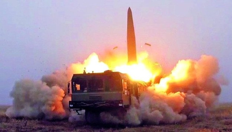 Ngoài ra, đáng chú ý là lần này Quân đội Nga cũng đồng thời sử dụng tên lửa đạn đạo "Iskander-M". Loại tên lửa này có tầm bắn trên 500 km, vận tốc giai đoạn cuối đạt từ Mach 5 đến Mach 7 và có khả năng thay đổi quỹ đạo ở giai đoạn cuối. Nó thường được sử dụng để tấn công các cơ sở phòng thủ quan trọng và hạ tầng cơ sở. Ảnh: Bulgarian Military. 