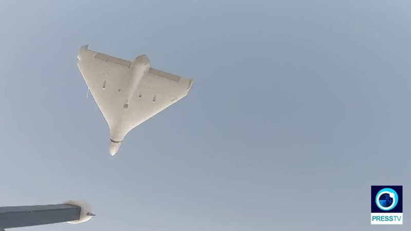 "Shahed-136" là một loại UAV tự sát cỡ nhỏ do Iran thiết kế và sản xuất, còn được gọi là đạn tuần kích. Sau khi phải chịu tổn thất do thiếu UAV trong năm 2022, Nga đã khắc phục bằng cách nhập khẩu một lô UAV này từ Iran và đồng thời nhập dây chuyền sản xuất. Mẫu UAV sản xuất trong nước của Nga được đặt tên là Geran-2. Ảnh: PressTV.