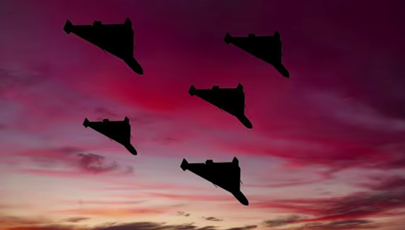 Điều này cũng phản ánh một vấn đề nghiêm trọng mà Ukraine và NATO đang đối mặt: các cuộc tấn công bão hòa vẫn giữ được sức mạnh áp đảo, đặc biệt với các UAV giá rẻ có thể dễ dàng triển khai theo hình thức "bầy đàn" với số lượng lớn. Ảnh: UP.