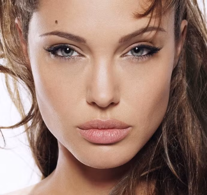 Tăng cường giữ ẩm bằng cách ra ngoài phải đeo khẩu trang để tránh bụi bẩn và gió lạnh làm da môi càng khô. Khi da môi khô nên dùng thêm kem dưỡng ẩm môi để tăng thêm độ ẩm giúp môi căng mọng, không nứt nẻ. Ảnh: phunutoday.