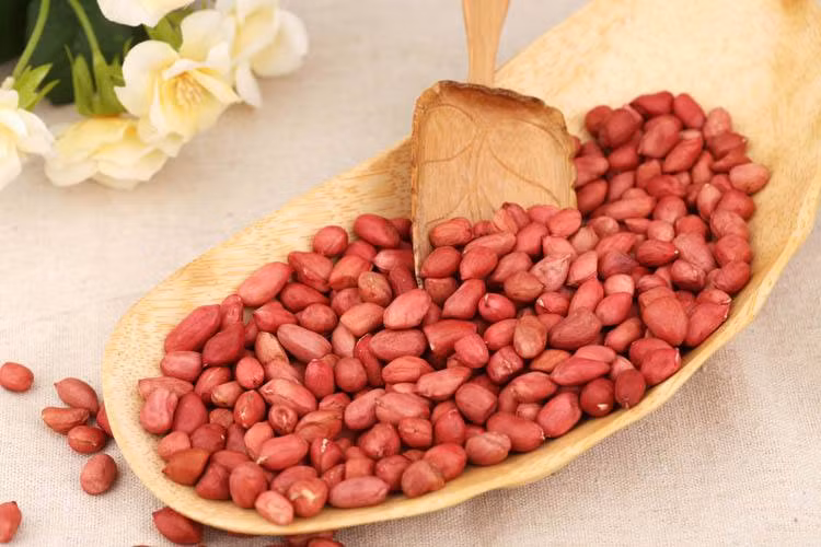 Không ăn lạc với cua vì lạc chứa hàm lượng chất béo cao, ăn cùng cua dễ gây đầy hơi, chướng bụng, đặc biệt là những người tỳ vị hư yếu càng phải tránh xa món này. Ảnh: xinhuanet.