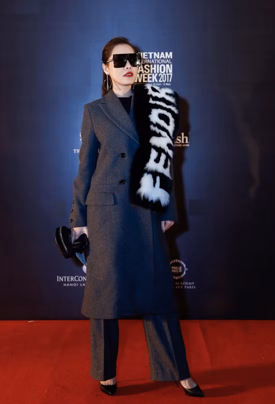 Quế Vân chọn trang phục và phụ kiện quá dày "nuốt" đường cong vừa không phù hợp với thời tiết chỉ hơi se lạnh của Hà Nội.