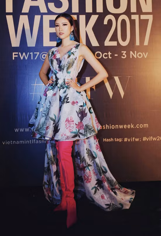 Đôi bốt cổ cao màu hồng rực không hề có sự ăn nhập với chiếc váy high-low điệu đà của MC Thanh Thanh Huyền.