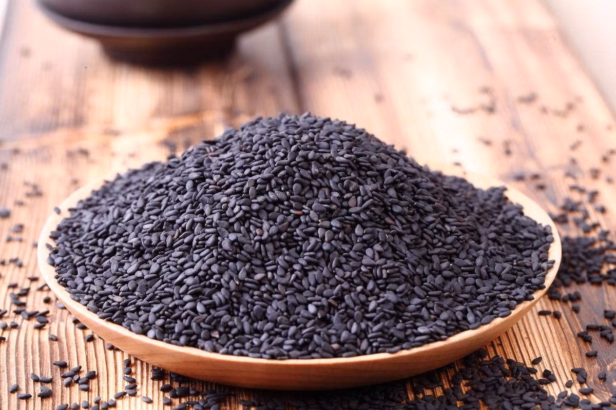 Vừng đen hay còn gọi là mè đen: Đây là thực phẩm màu đen chứa hàm lượng cao axit béo có lợi cho sức khỏe. Ngoài ra, vừng đen còn chứa hàm lượng Ve rất cao có khả năng tiêu diệt các gốc tự do, có tác dụng chống oxy hóa rõ rệt. Ảnh: huitu.