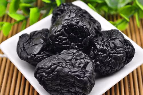 Chính vì điều này, quả ô mai được mệnh danh là cực phẩm chống lão hóa. Ngoài ra, ô mai chứa axit hữu cơ còn có thể giúp tiêu diệt các vi khuẩn có hại trong đường tiêu hóa. Ảnh: xyijiaren.