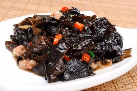 Mộc nhĩ đen: Có tác dụng thanh phổi, ích khí, hoạt huyết, ích vị. làm sạch dạ dày, ngoài ra mộc nhĩ đen cũng chứa axit nucleic, lecithin có tác dụng làm đẹp, chống lão hóa. Ảnh: vcg.