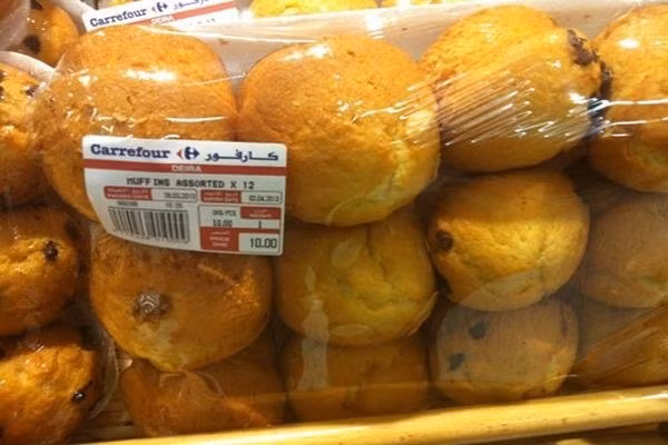 Trong ảnh bánh bông lan hộp 12 chiếc giá chỉ 10 AED/hộp (62.000 VND)