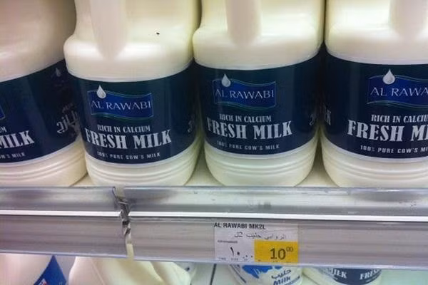 Sữa tươi loại 2 lít giá chỉ 58.000 VND, ngang bằng với sữa tươi thương hiệu Việt và rẻ hơn nhiều so với các hãng sữa Úc, Mỹ đang được bày bán tại các siêu thị Việt Nam.