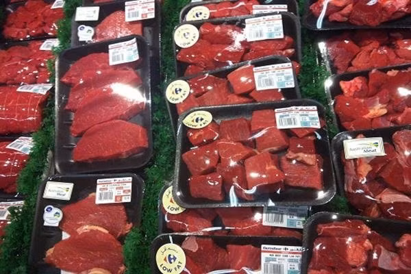 Phần lớn các mặt hàng thực phẩm ở Dubai đều khá rẻ, gần tương đương với mức giá được bán ở Việt Nam. Ngoài những mặt hàng quen thuộc như thịt, cá, rau quả, sữa tươi…ở đây cũng bán các loại bánh kẹo nước ngoài như kẹo sô cô la nhân hạt dẻ Ferrrero Rocher, Haagen Dazs – thương hiệu kem cao cấp trên thế giới.