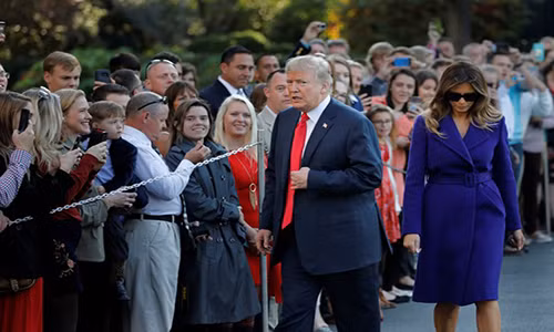 Tổng thống Donald Trump và Đệ nhất phu nhân Melania đã gặp gỡ và phát biểu với báo chí trong khuôn viên Nhà Trắng trước khi lên chuyên cơ thực hiện chuyến công du Châu Á. Xuất hiện bên cạnh Tổng thống Trump, Đệ nhất phu nhân Melania được nhìn thấy trong trang phục áo khoác màu xanh da trời và giày cao gót "tông xuyệt tông".