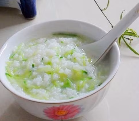 Cho gạo và gừng vào nồi nấu như cháo thông thường. Khi cháo mềm tiếp tục cho dưa chuột đã sơ chế vào nếu chín mềm, thêm muối vừa ăn là được. Cháo này cần ăn nóng, ngày ăn đều đặn hai lần sẽ giúp làm mướt da, giảm béo, giảm thâm nám. Ảnh: jbaobao