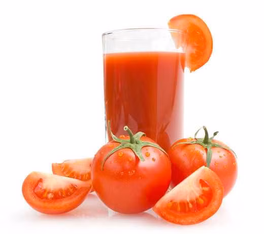 Do cà chua chứa làm lượng vitamin C rất cao sẽ giúp ức chế tyrosinase là một trong những enzyme có tác dụng tổng hợp ra melanin tạo sắc tố da, làm mờ vết thâm nám trên da hiệu quả, an toàn. Ảnh: sznews.