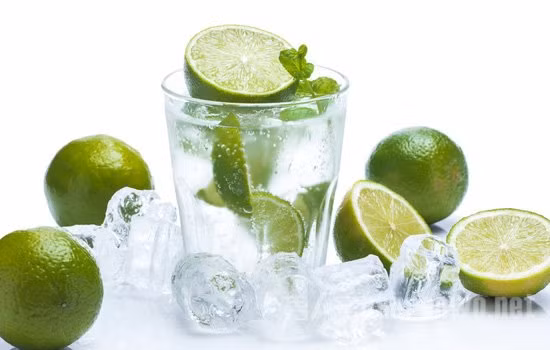 Nước chanh đường phèn: Chanh nhiều vitamin C, 100 g nước cốt chanh có đến thể chứa đến 50 mg vitamin C. Ngoài ra, nước cốt chanh còn chứa canxi, phốt pho, sắt và vitamin B. Ảnh: nanrenwo.