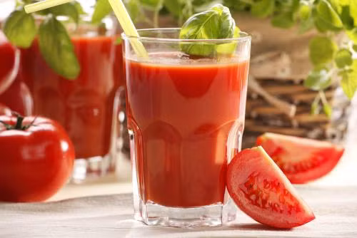 Nước ép cà chua: Mỗi ngày chăm chỉ uống một cốc nước ép cà chua hoặc thường xuyên ăn cà chua sống sẽ có tác dụng trị nám và các mảng đốm tối màu trên da. Ảnh: juimg.