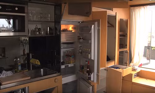 Hóa ra, anh chàng chỉ trích một phần tiền tiết kiệm để mua nhà giá rẻ rồi sửa sang lại theo đúng ý mình. Do ở một mình nên căn hộ cũng không cần quá rộng rãi. Tất cả mọi thứ đồ nội thất trong nhà đều được Christian mua mới và là đồ nội thất thông minh giúp tiết kiệm diện tích tối đa.