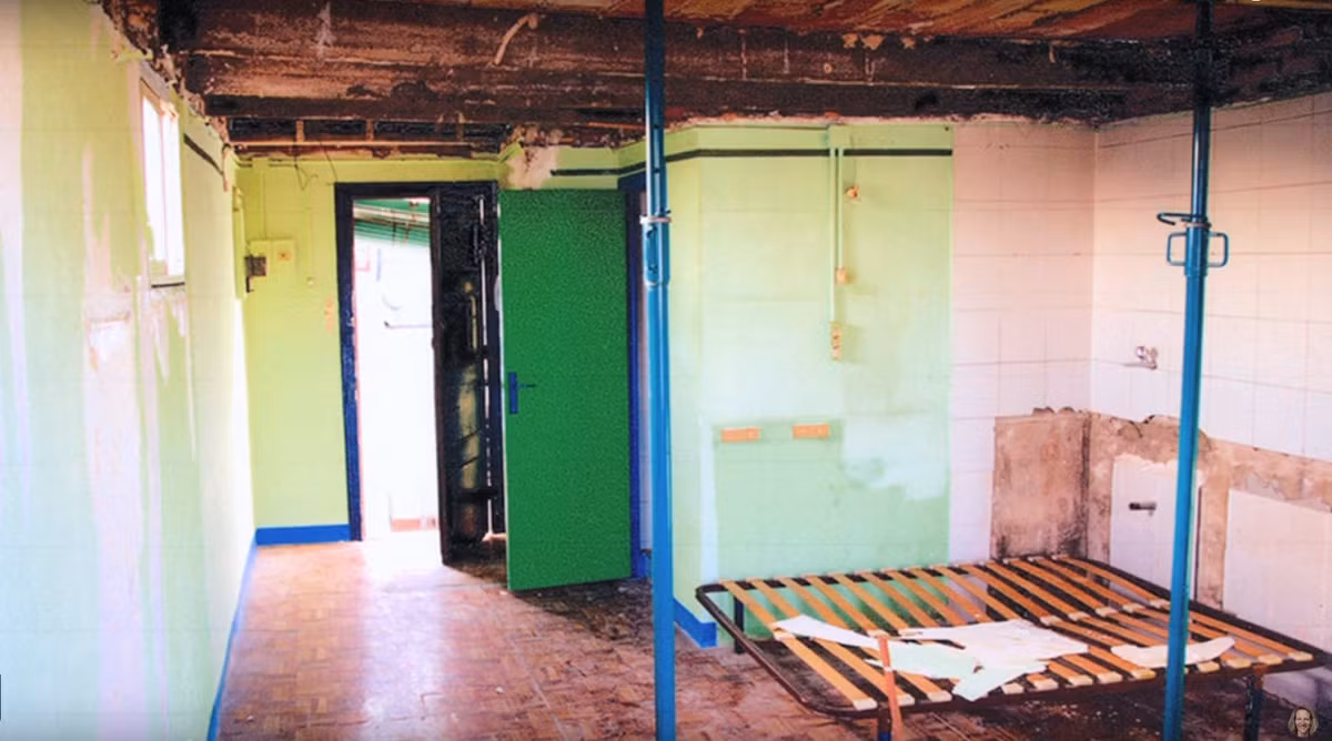 Sau khi biết con trai đã mua căn nhà như vậy, mẹ của Christian rất tức giận và cho rằng anh hoàn toàn có thể dùng số tiền ấy mua một căn nhà đầy đủ tiện nghi ở vùng nông thôn. Bà đã không nói chuyện với Christian suốt vài tuần liền.