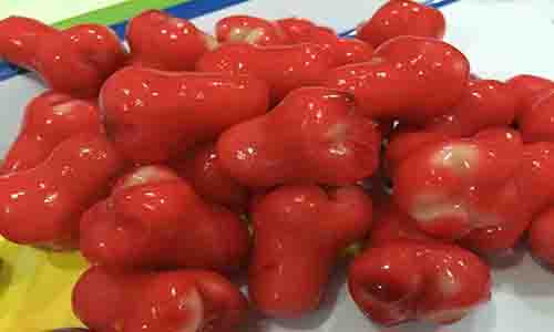 Trước đây, khi chưa quen tay chị Vy phải làm đi làm lại rất nhiều lần, đổ bỏ đi không biết bao nhiêu bột, nhưng bây giờ chỉ cần khoảng 1 ngày là chị đã làm được hàng trăm loại trái cây khác nhau.