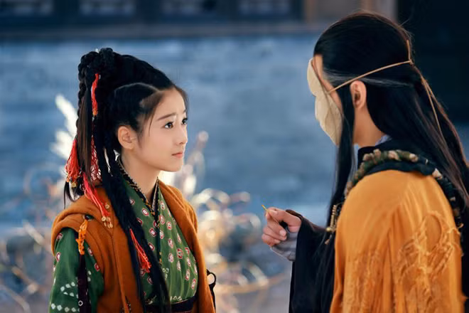 Trương Tuyết Nghênh: Cùng tuổi, sở hữu hơn 30 dự án phim lớn nhỏ, Trương Tuyết Nghênh được xem là “đối thử đáng gờm” của Quan Hiểu Đồng. Cô sở hữu diễn xuất tự nhiên và bước chân vào sự nghiệp diễn xuất khi mới 6 tuổi. Những bộ phim mà Trương Tuyết Nghênh tham gia gây được nhiều tiếng vang lớn như: Mỹ nhân tâm kế, Tân thần điêu đại hiệp, Tân tiếu ngạo giang hồ, Vân trung ca…