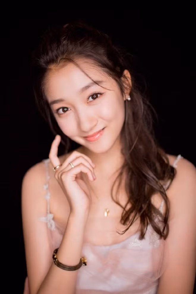 Quan Hiểu Đồng cùng Trịnh Sảng, Dương Tử, Châu Đông Vũ được bình chọn là Tứ tiểu hoa đán mới của ngành giải trí Hoa ngữ. Không chỉ có tài năng trong lĩnh vực diễn xuất, người đẹp sinh năm 1997 còn có khả năng viết lách. Cô đã xuất bản cuốn sách mang tựa để Not know the taste.