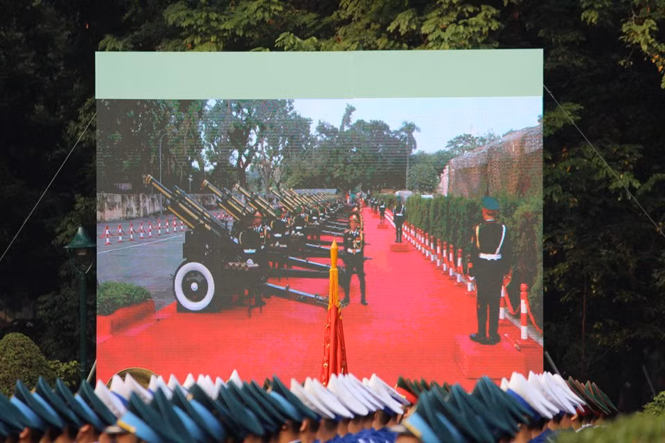 Ảnh qua màn hình từ Phủ Chủ tịch về công tác chuẩn bị bắn đại bác đã sẵn sàng.