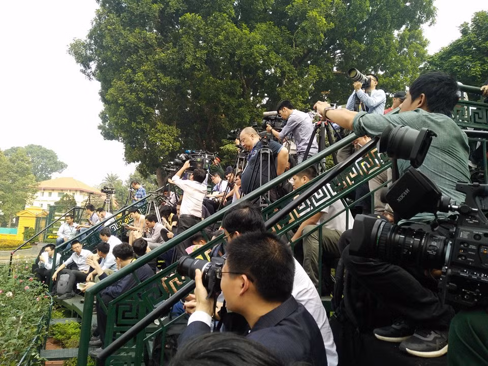 Đông đảo các phóng viên trong nước và quốc tế tham gia đưa tin về sự kiện quan trọng này.