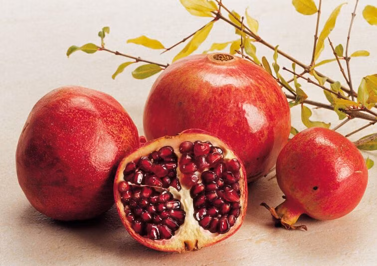 Để đạt được hiệu quả như mong muốn nên ăn cả hạt lựu. Cách tốt nhất nên xay sinh tố vừa có thể cải thiện được vị chát, nhưng vẫn có thể tận dụng được chất dinh dưỡng quý giá có trong hạt lựu. Ảnh: sdchina.