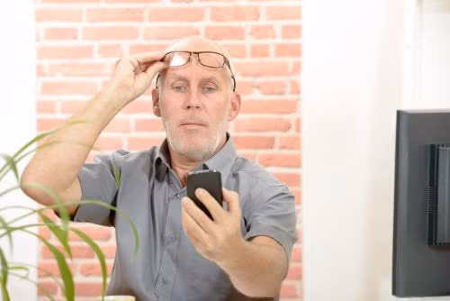 3. Loạn thị là do giác mạc có hình dạng bất thường, dẫn đến kết quả là võng mạc không nhận được ánh sáng đúng cách. Bình thường, bề mặt giác mạc có hình cầu (ví như khi ta cắt một phần qua trái bóng đá). Khi bị loạn thị, giác mạc có độ cong không đều (ví như khi ta cắt một phần qua trái bóng bầu dục). Sự thay đổi độ cong bề mặt giác mạc làm hình ảnh của vật hội tụ thành nhiều đường tiêu trên võng mạc dẫn đến nhìn mờ nhòe, biến dạng hình ảnh.. Điều trị có thể là kính đeo mắt, thấu kính chỉnh hình hoặc phẫu thuật mắt.