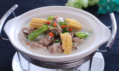 Vitamin A còn đóng vai trò quan trọng trong việc bảo vệ đôi mắt. Khi ngô ăn cùng với sườn càng giúp giảm nguy cơ cận thị, bệnh quáng gà và nhiều bệnh về mắt khác. Ảnh: huitu