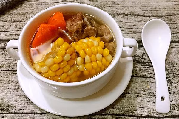 Vì thế nhân viên văn phòng, các công nhân trong nhà máy kỹ thuật cao thường xuyên phải tiếp xúc với máy móc nên tăng cường ăn món canh này. Ảnh: douguo.