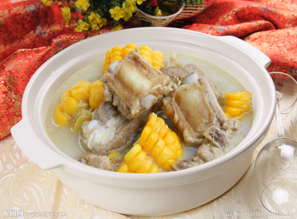 Ngô chứa nhiều thành phần có thể giúp hạ huyết áp, xương sườn phần lớn lại là thịt nạc. Thêm nữa, nhiều nghiên cứu đã chỉ ra rằng, thường xuyên ăn ngô có hiệu quả cao trong việc ngăn ngừa cao huyết áp, hạ cholesterol cao, tốt cho tim mạch và não bộ. Ảnh: nipic