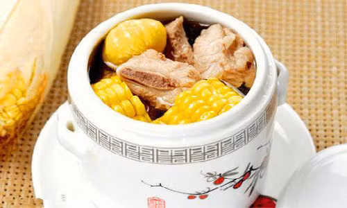 Thịt xương sườn thơm ngon nhưng lại là thịt nạc. Khi hầm canh xương sườn, chỉ cần bạn cho thêm ngô vào không chỉ giúp tăng thêm hương vị thơm ngon cho món canh mà quan trọng giúp món ăn tăng thêm giá trị dinh dưỡng, nhưng lại không bị ngấy. Ảnh: QQ.