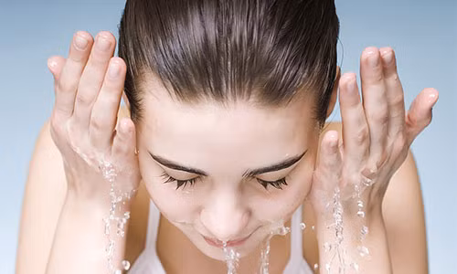 Them cai nay vao nuoc rua mat de 60 tuoi da van khong ty vet