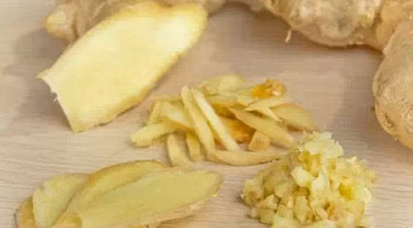 Đối với người say bia rượu, sau khi tỉnh lại cơ thể thường mệt mỏi, khó chịu, có thể dùng nước gừng tươi nóng với mật ong uống sẽ giúp giảm bớt được cảm giác mệt mỏi, khó chịu. Ảnh: sohu.