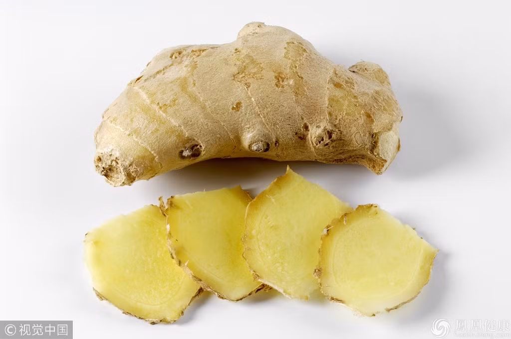 Vào mùa hè, gừng tươi có tác dụng chống oxi hóa mạnh, đồng thời có khả năng diệt các gốc tự do, có tác dụng ngăn ngừa và điều trị tốt đối các khối u, đề phòng lão hóa. Vì thế ăn gừng đều đặn, đúng cách sẽ giúp bạn kéo dài tuổi thanh xuân. Ảnh:Ifeng.