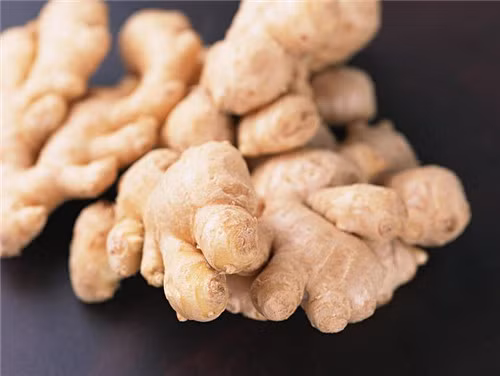 Mùa Đông da đầu khô nên nhiều người gội kiểu gì cũng trắng gàu, dùng gừng tươi đun lấy nước rồi dùng nước đó gội sạch da đầu có thể giúp làm sạch gàu, kiên trì gội nước gừng sẽ giúp kích thích da đầu và nang tóc có tác dụng nhất định đối với điều trị hói. Ảnh: tbqw.