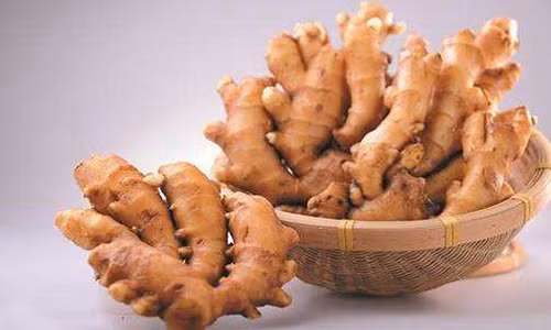 Điều trị cảm lạnh: Mùa Đông nếu bị cảm lạnh, hãy lấy một củ gừng già to đập dập cho vào nồi đun sôi, sau đó dùng lửa nhỏ đun một lúc cho ra tinh dầu. Đợi nước nguội khoảng 40 dộ C, dùng ngâm chân có thể trị được cảm lạnh trong mùa Đông. Ảnh: dahe