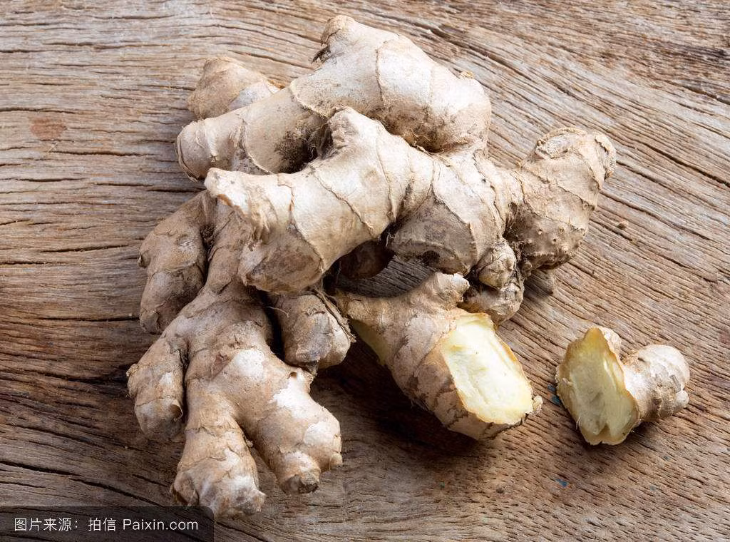 Gan bàn chân là nơi tập trung nhiều huyệt đạo và kinh lạc của gan, thận. Ngâm chân bằng nước gừng nóng thường xuyên sẽ giúp kích thích các huyệt đạo, tăng cường tuần hoàn máu, giảm chứng chân tay lạnh. Ảnh: paixin.