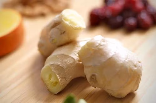 Trừ phong tê thấp: Gừng tươi có tác dụng phòng hán khí xâm nhập cơ thể, trừ phong. Những bệnh nhân phong tê thấp mỗi tối trước khi đi ngủ nên duy trì thói quen ngâm chân với nước gừng nóng khoảng 30 phút có tác dụng trị bệnh rất tốt. Ảnh: 65jilin