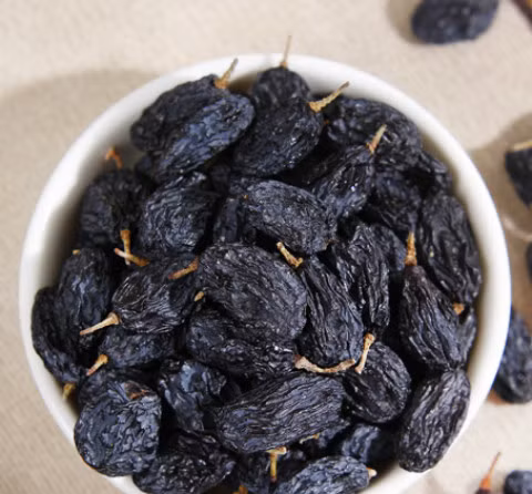 Cách làm: Cho nước và nho vào nồi đun nhỏ lửa trong vòng 20 phút, sau đó tắt bếp đậy vung, khi nước và nho đã nguội cho vào hộp kín tiếp tục để qua một đêm. Ảnh: toutiao.