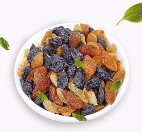 Nguyên liệu: 400 ml nước, 150g nho khô loại 1. Khi chọn nho cần chú ý màu nho còn tươi, không xỉn màu, nho không quá cứng, không quá mềm, sờ không dính tay, trước khi chế biến cần phải rửa sạch. Ảnh: toutiao.