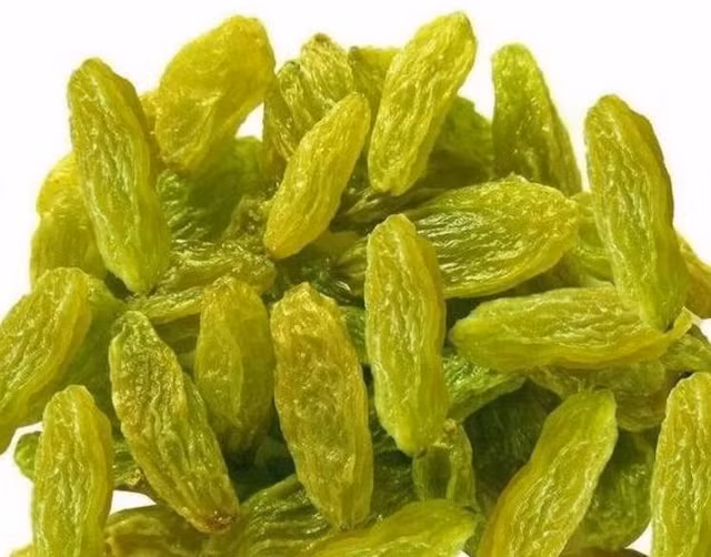 Phụ nữ mỗi kỳ kinh nguyệt thường mất máu, dễ khiến sắc da tái nhợt, thiếu sức sống, thậm chí mùa Đông tứ chi sẽ lạnh. Ăn nho khô sẽ giúp giảm được triệu chứng tê lạnh tay chân, đau lưng, thiếu máu, tăng cường hệ miễn dịch. Ảnh: baidu.