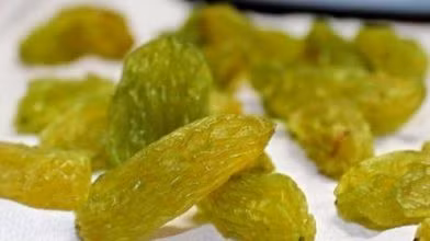  Nho khô là thực phẩm thiên nhiên có thể giúp cải thiện tình hình tiêu hóa, loại bỏ cholesterol dư thừa, hạ thấp triglyceride máu, ngăn ngừa táo bón, thải độc cơ thể. Ảnh: baidu.