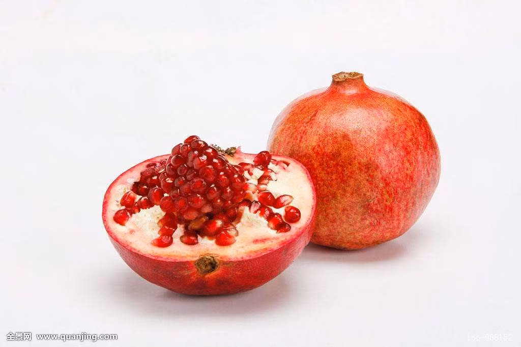 Vậy ăn lựu thế nào mới có tác dụng tăng size vòng một? Thịt lựu mọng nước, hạt lựu có vị hơi chát, chính vì thế phần lớn mọi người đều bỏ hạt. Nhưng trên thực tế, hạt lựu mới là phần chứa nhiều chất có lợi cho sự phát triển của ngực. Ảnh: quanjing.