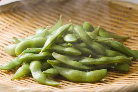 Quả đậu tương luộc: Giúp thanh nhiệt, giảm phiền não, dưỡng huyết, an thần, có tác dụng tốt cho tiêu hóa, chán ăn. Ảnh: vcg.